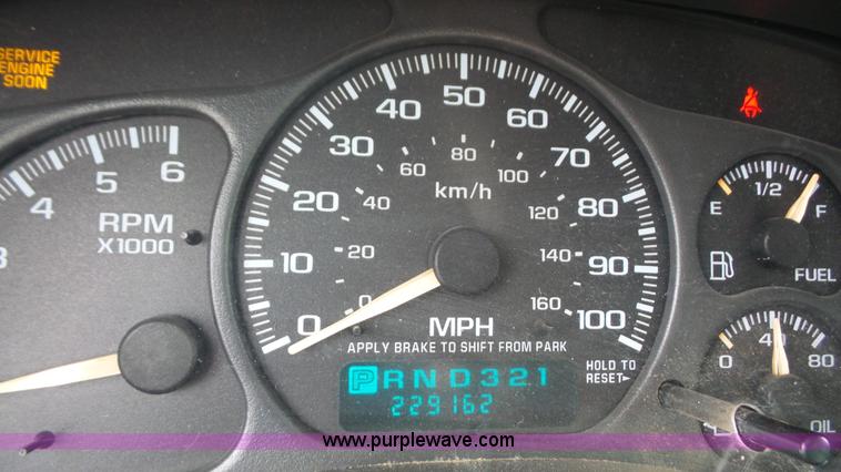 image for item L4758 2002 Chevrolet Silverado 1500HD Crew Cab pickup truck