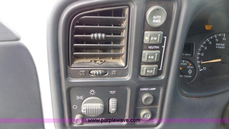 image for item L4758 2002 Chevrolet Silverado 1500HD Crew Cab pickup truck