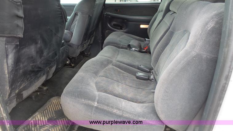 image for item L4758 2002 Chevrolet Silverado 1500HD Crew Cab pickup truck