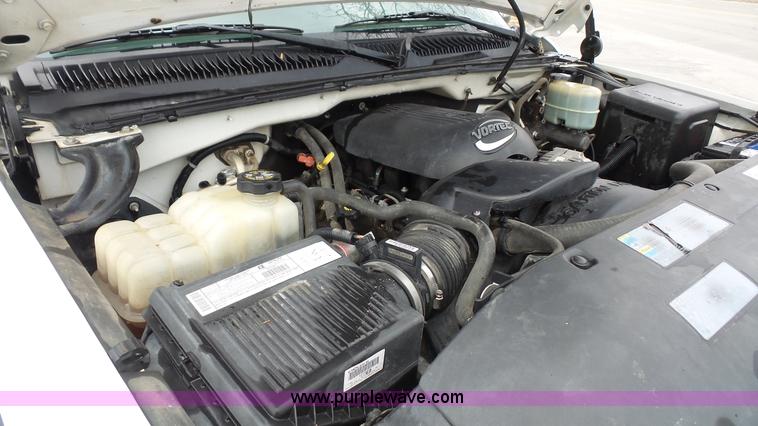 image for item L4758 2002 Chevrolet Silverado 1500HD Crew Cab pickup truck