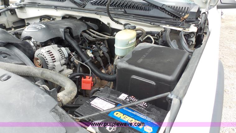 image for item L4758 2002 Chevrolet Silverado 1500HD Crew Cab pickup truck