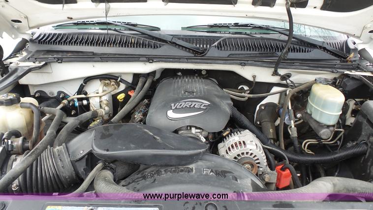 image for item L4758 2002 Chevrolet Silverado 1500HD Crew Cab pickup truck