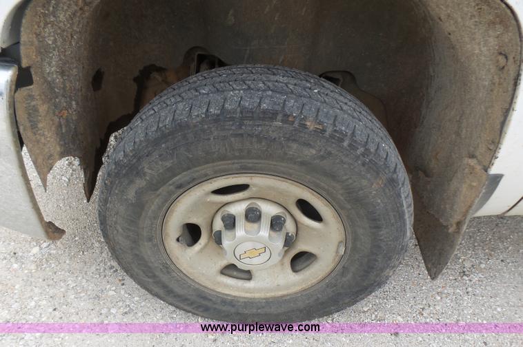 image for item L5428 2007 Chevrolet Silverado 2500HD pickup truck