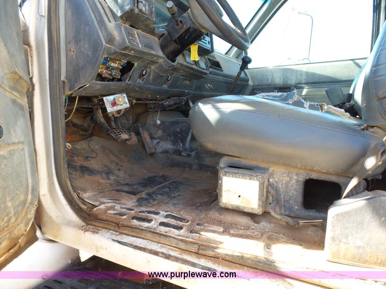 image for item L5754 1998 GMC C7500 bucket truck