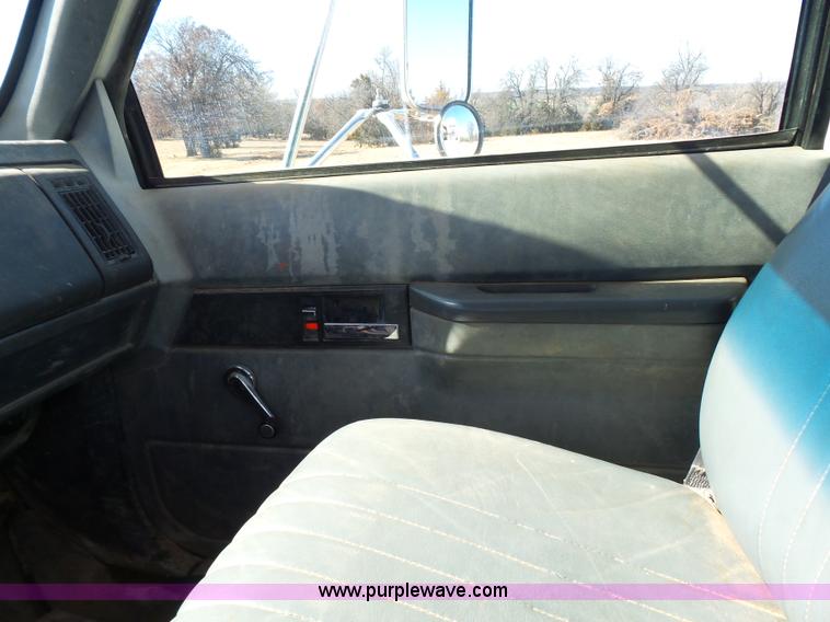 image for item L5754 1998 GMC C7500 bucket truck