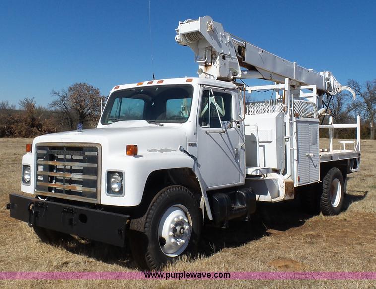 image for item L5755 1981 International S1800 digger derrick truck