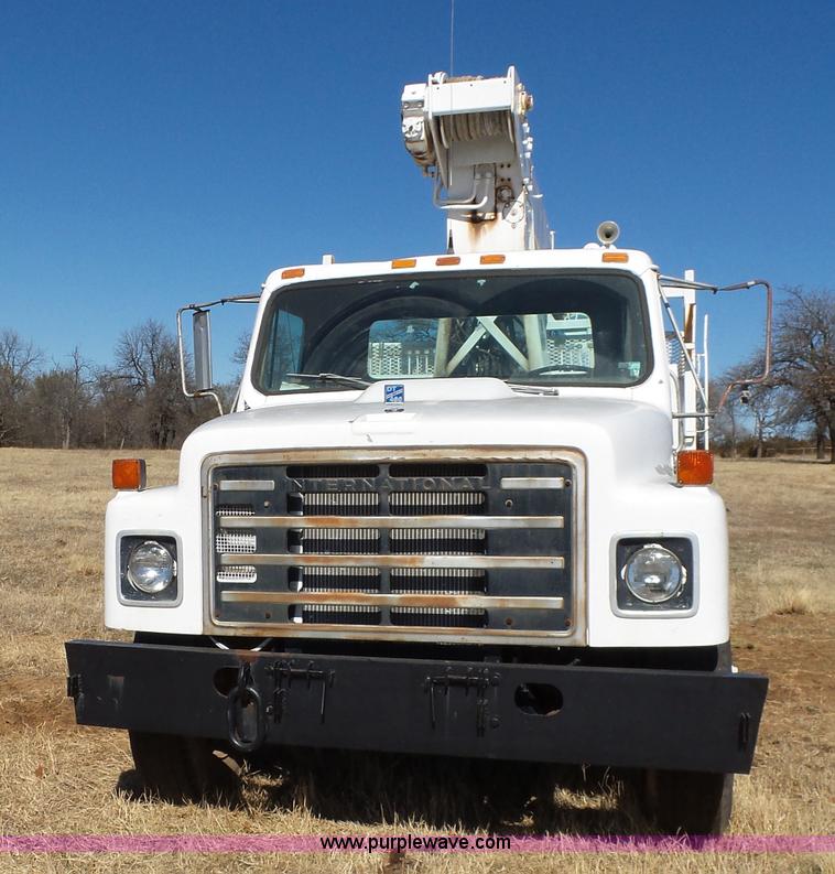 image for item L5755 1981 International S1800 digger derrick truck