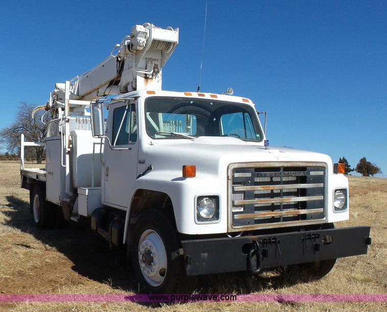 image for item L5755 1981 International S1800 digger derrick truck