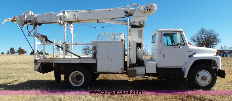 image for item L5755 1981 International S1800 digger derrick truck