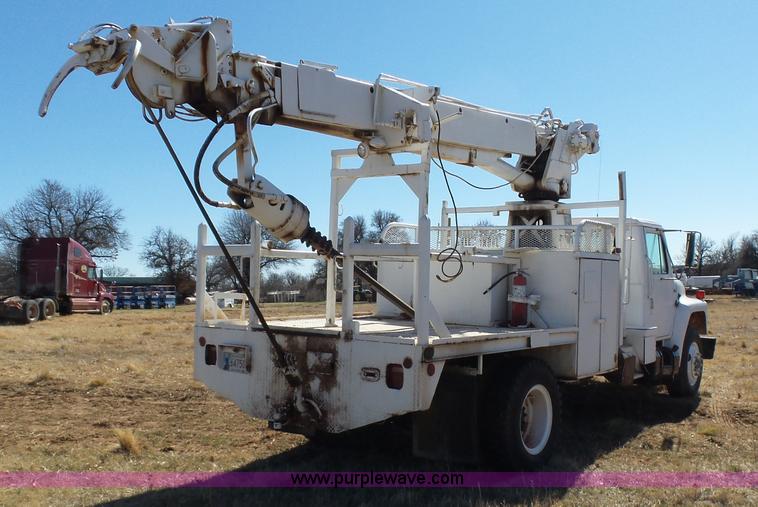 image for item L5755 1981 International S1800 digger derrick truck