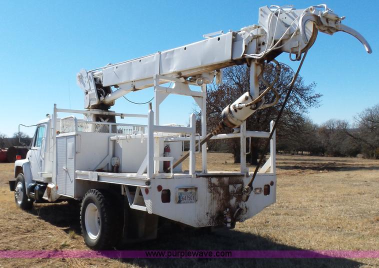 image for item L5755 1981 International S1800 digger derrick truck