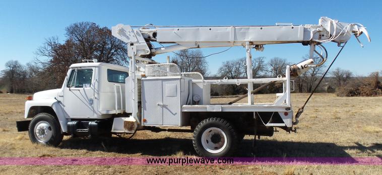 image for item L5755 1981 International S1800 digger derrick truck