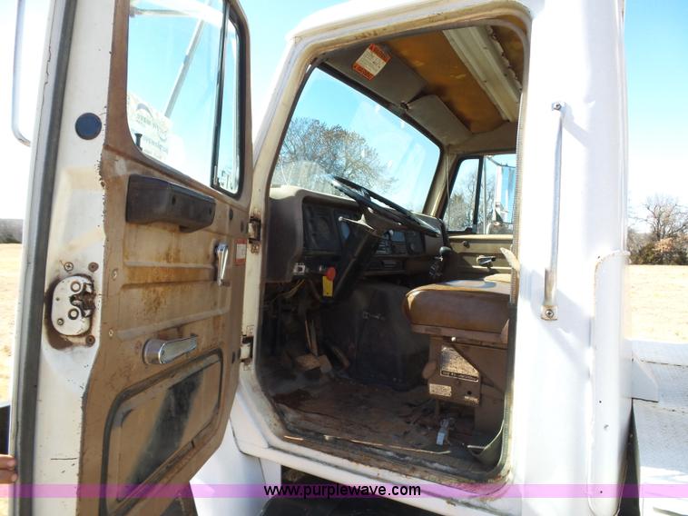 image for item L5755 1981 International S1800 digger derrick truck