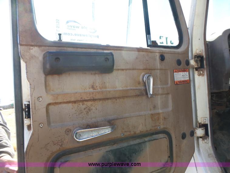 image for item L5755 1981 International S1800 digger derrick truck