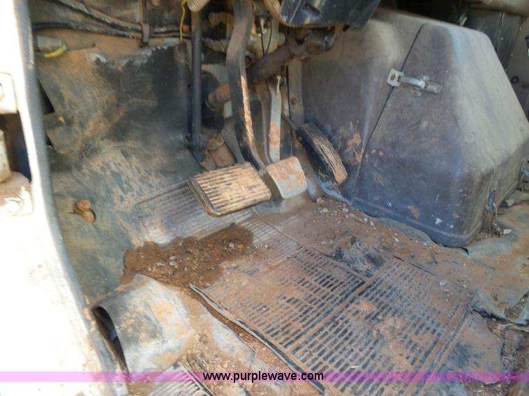 image for item L5755 1981 International S1800 digger derrick truck