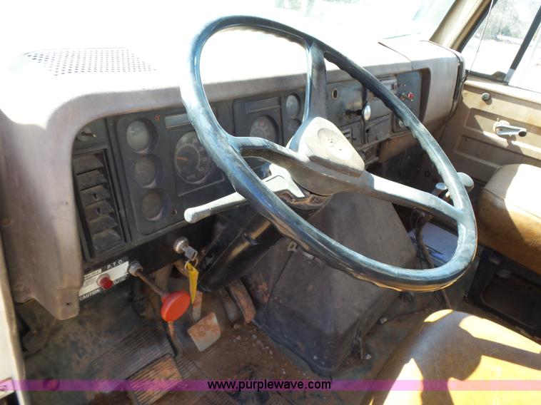 image for item L5755 1981 International S1800 digger derrick truck