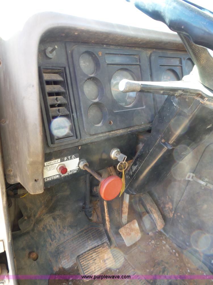 image for item L5755 1981 International S1800 digger derrick truck