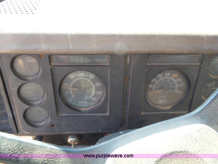 image for item L5755 1981 International S1800 digger derrick truck