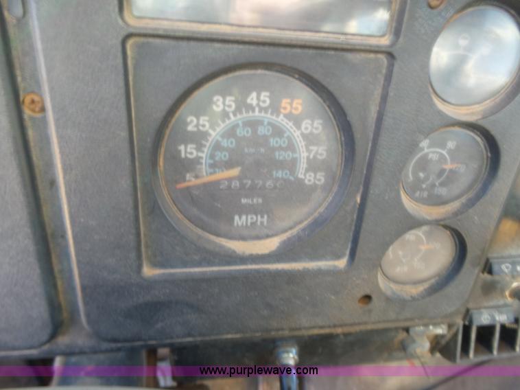 image for item L5755 1981 International S1800 digger derrick truck