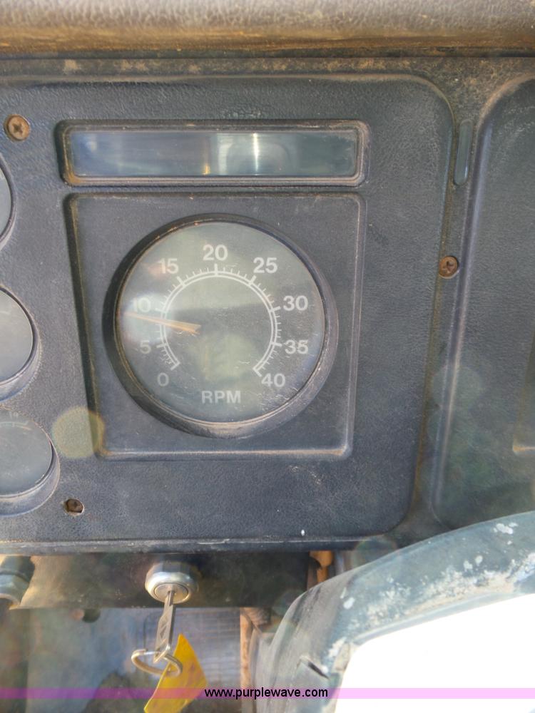 image for item L5755 1981 International S1800 digger derrick truck