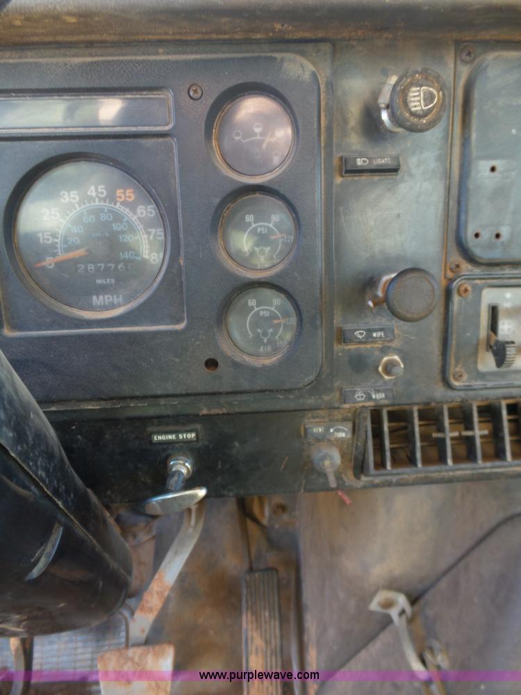 image for item L5755 1981 International S1800 digger derrick truck