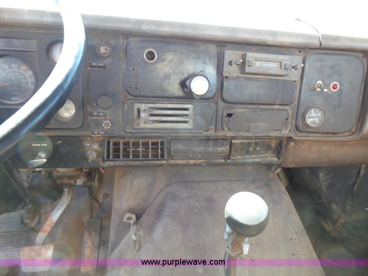 image for item L5755 1981 International S1800 digger derrick truck