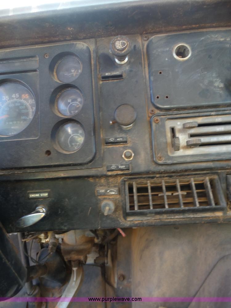 image for item L5755 1981 International S1800 digger derrick truck