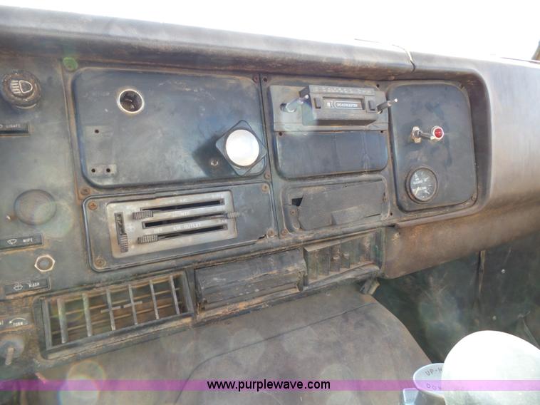 image for item L5755 1981 International S1800 digger derrick truck