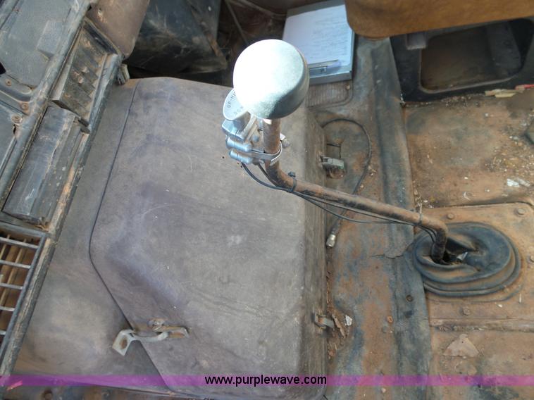 image for item L5755 1981 International S1800 digger derrick truck