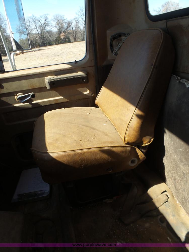 image for item L5755 1981 International S1800 digger derrick truck