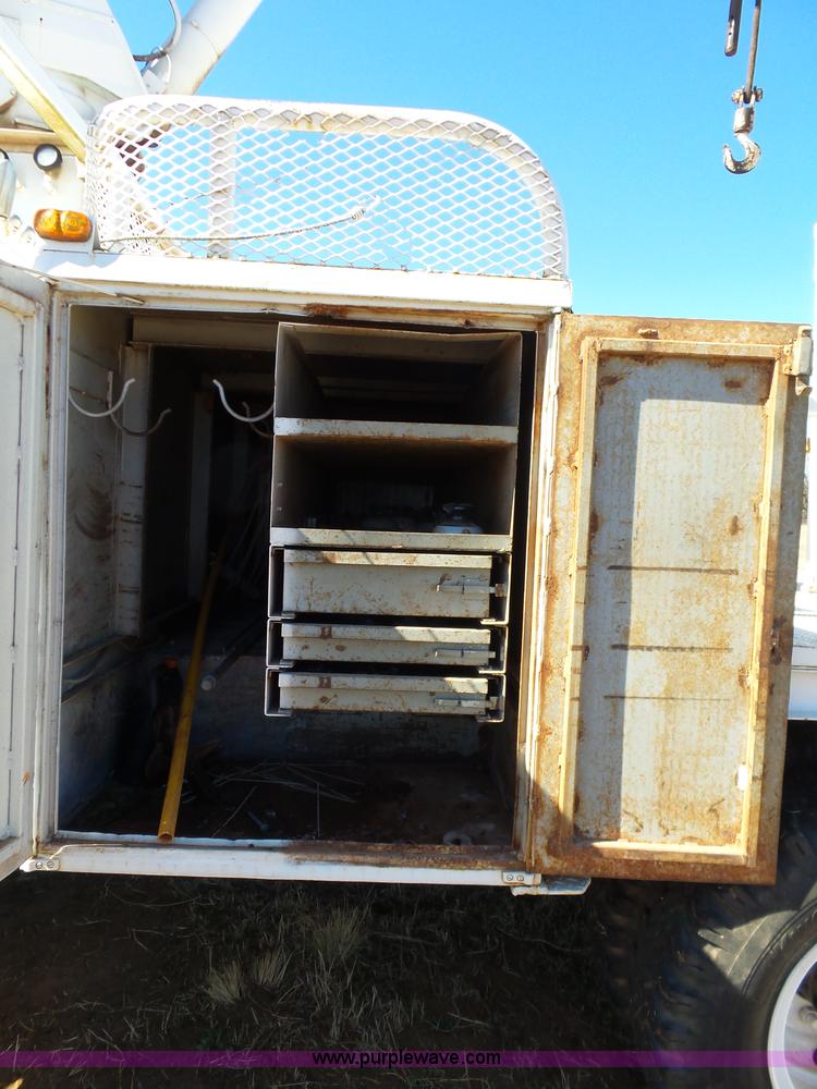 image for item L5755 1981 International S1800 digger derrick truck