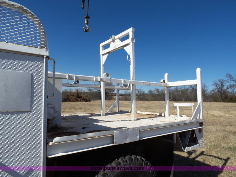 image for item L5755 1981 International S1800 digger derrick truck