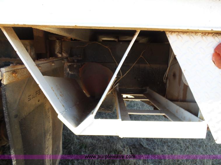 image for item L5755 1981 International S1800 digger derrick truck