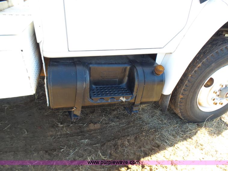 image for item L5755 1981 International S1800 digger derrick truck