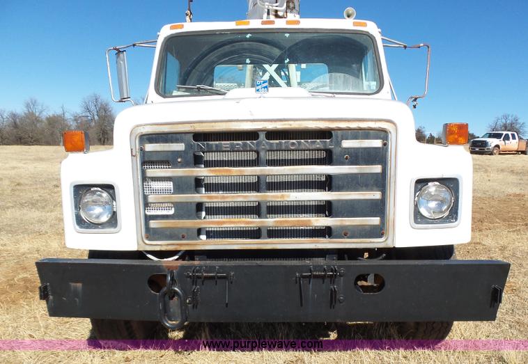 image for item L5755 1981 International S1800 digger derrick truck