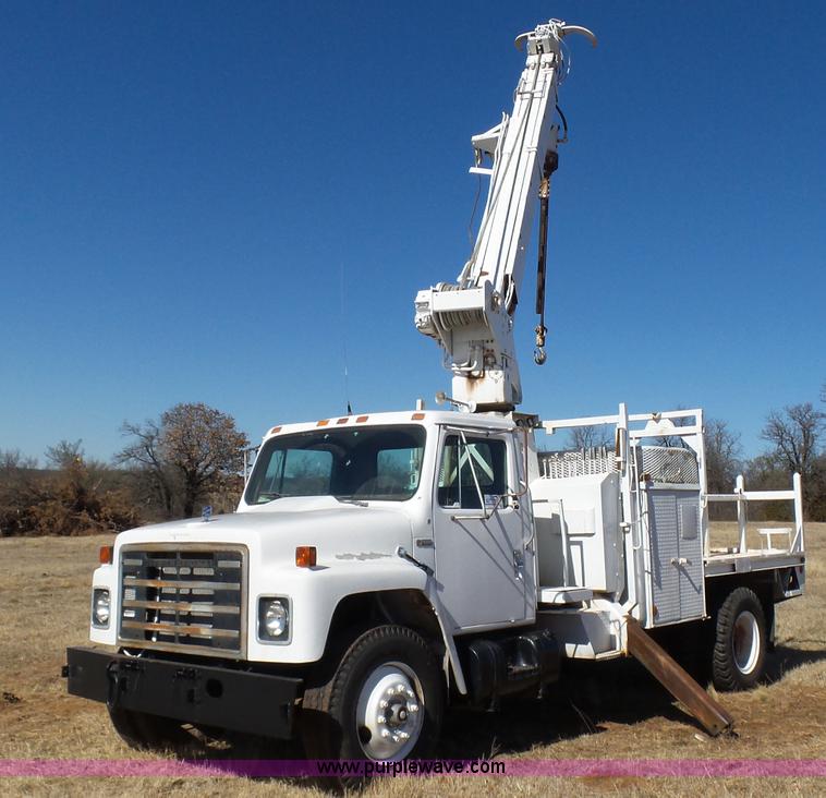 image for item L5755 1981 International S1800 digger derrick truck