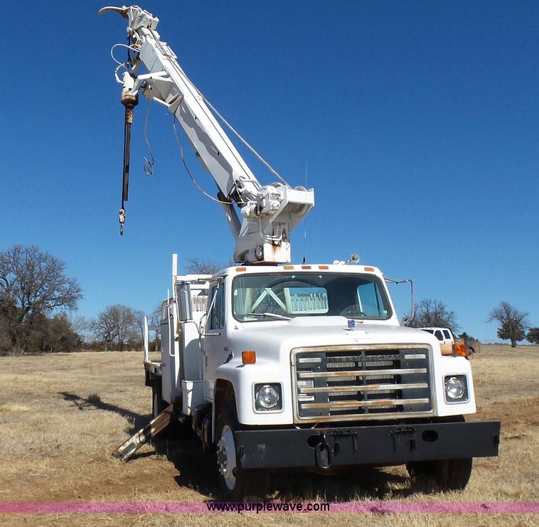 image for item L5755 1981 International S1800 digger derrick truck