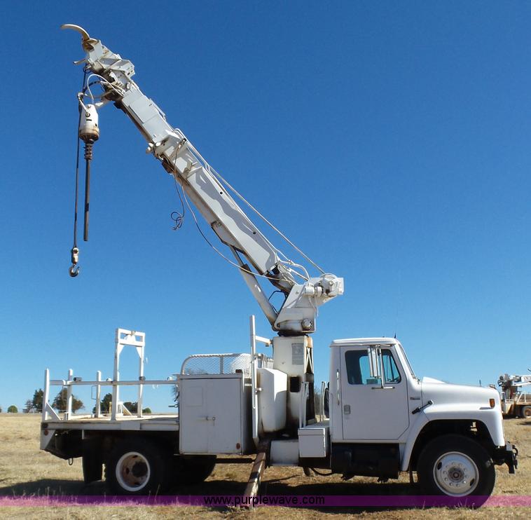 image for item L5755 1981 International S1800 digger derrick truck