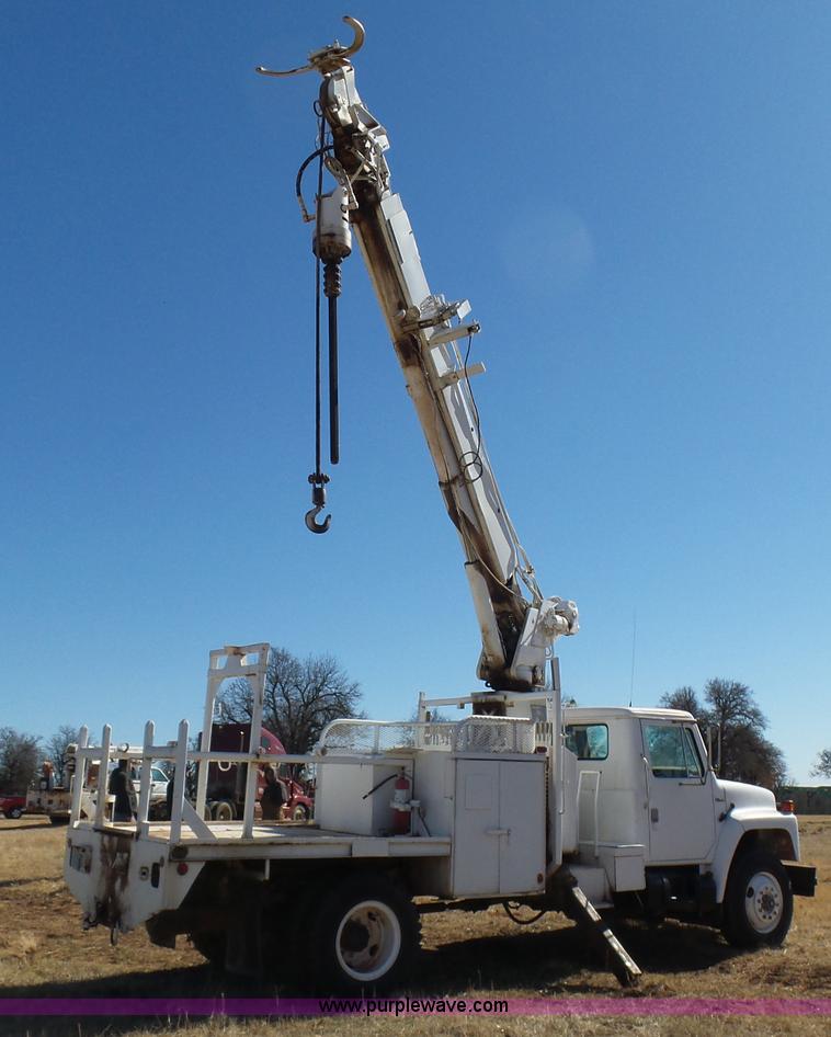 image for item L5755 1981 International S1800 digger derrick truck