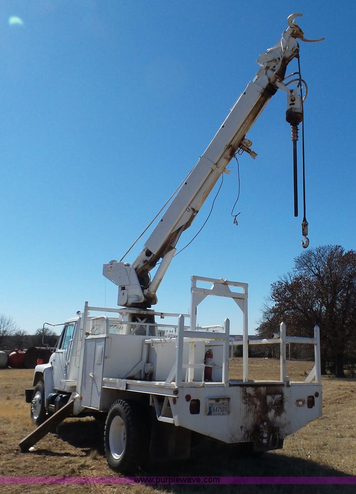 image for item L5755 1981 International S1800 digger derrick truck