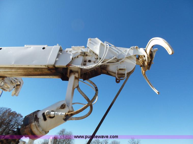 image for item L5755 1981 International S1800 digger derrick truck