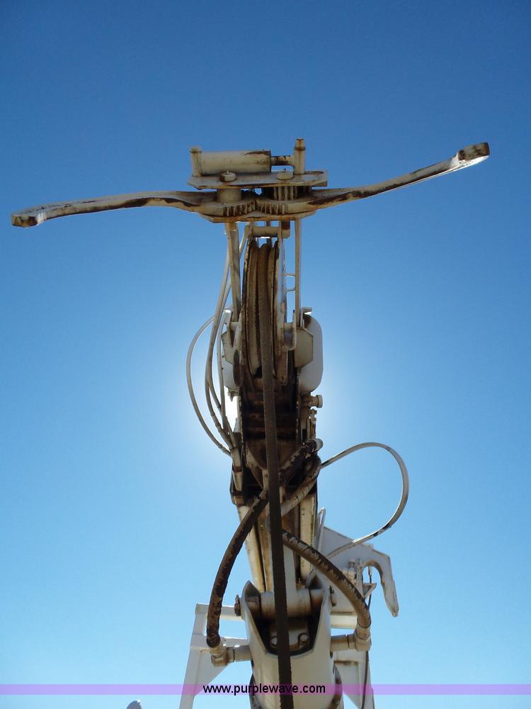 image for item L5755 1981 International S1800 digger derrick truck