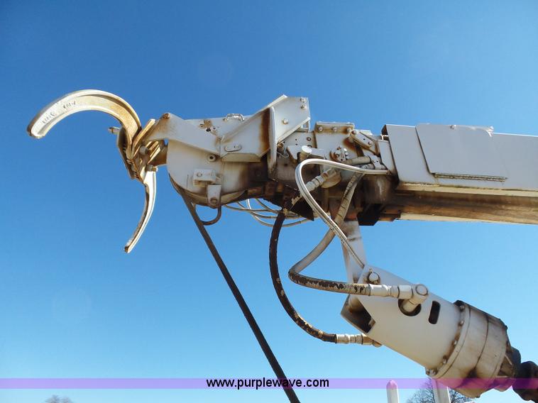 image for item L5755 1981 International S1800 digger derrick truck