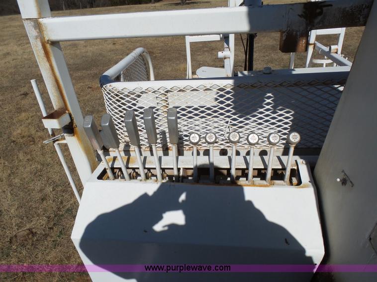 image for item L5755 1981 International S1800 digger derrick truck