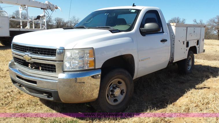 image for item L5756 2007 Chevrolet Silverado 2500HD utility truck