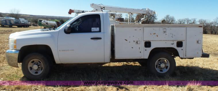 image for item L5756 2007 Chevrolet Silverado 2500HD utility truck
