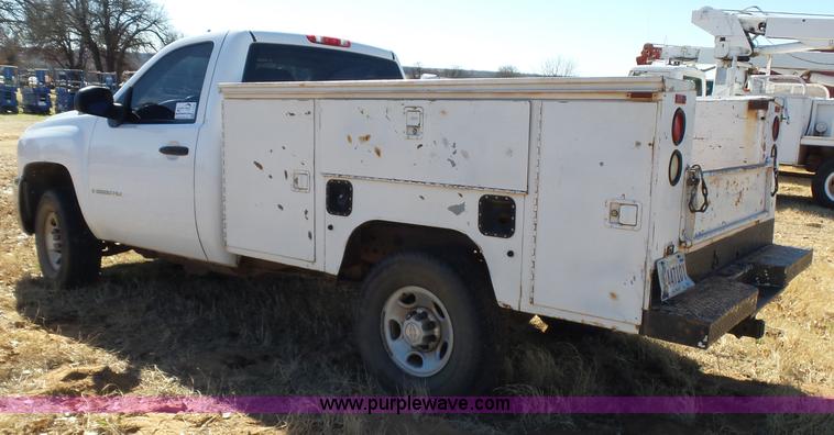 image for item L5756 2007 Chevrolet Silverado 2500HD utility truck
