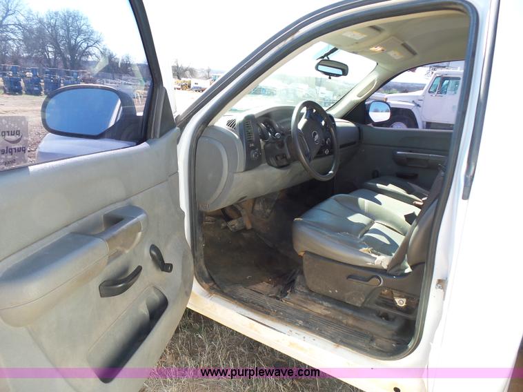 image for item L5756 2007 Chevrolet Silverado 2500HD utility truck
