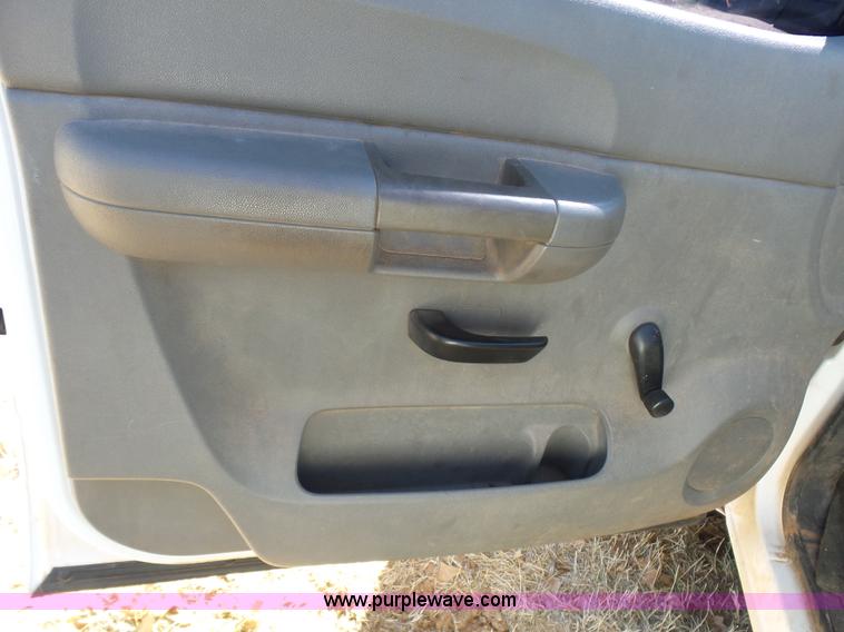 image for item L5756 2007 Chevrolet Silverado 2500HD utility truck