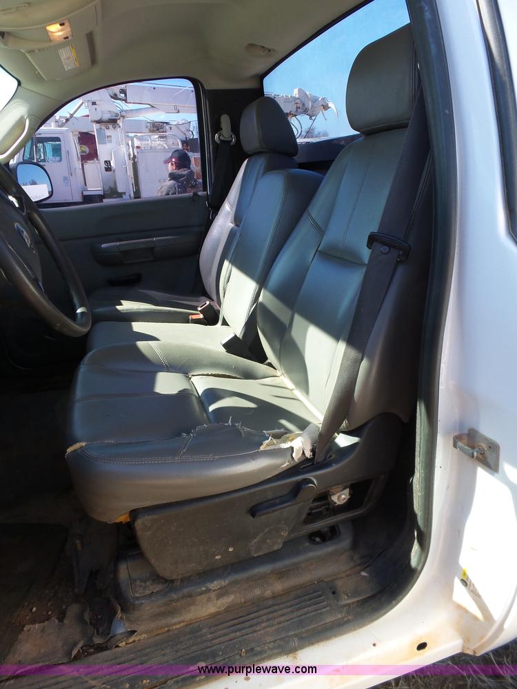 image for item L5756 2007 Chevrolet Silverado 2500HD utility truck